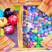 Призовой автомат 'Скворечник-Злые Птички' с мячами-прыгунами и капсулами